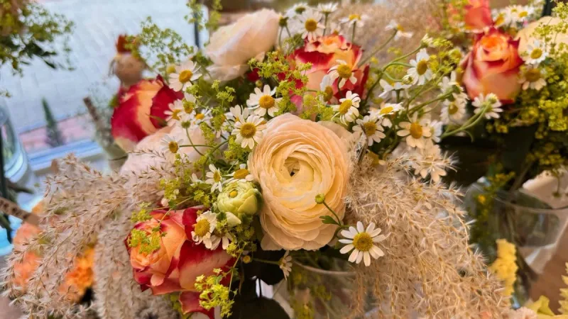 Ranunkeln und Rosen Strauß