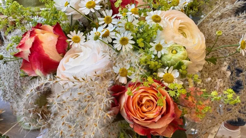 Rosen mit Margeriten